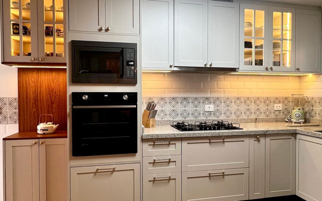 Cozinha Planejada provençal em Curitiba que une elegância, praticidade e aconchego