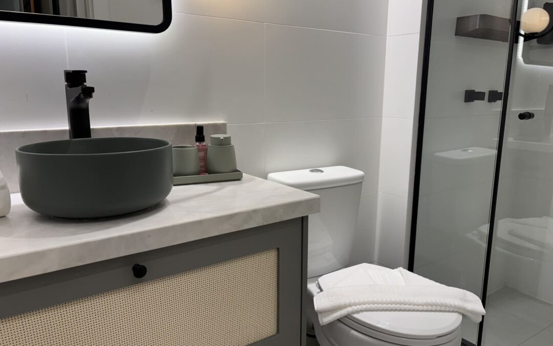 Banheiro Planejado Pequeno: 7 Soluções de Armazenamento Inteligentes para Ampliar seu Espaço